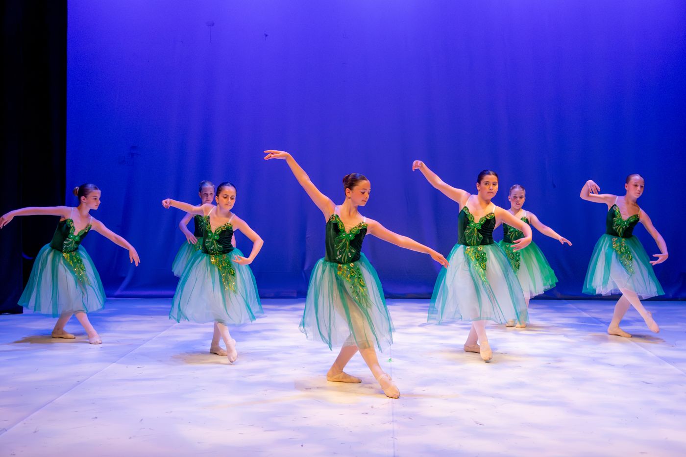 Alumnas de Nikabioballet bailando
